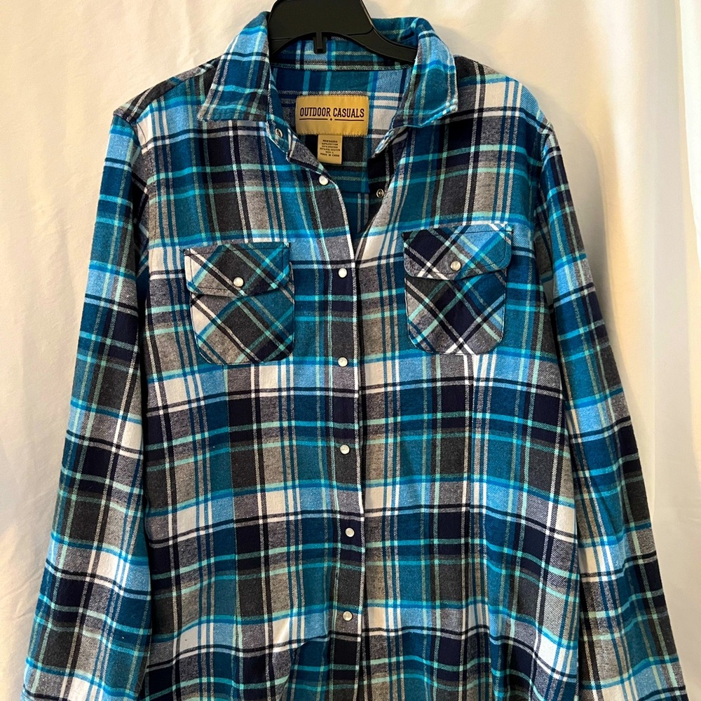 New, never worn teal flannel! Size Large! Pearl snap buttons!